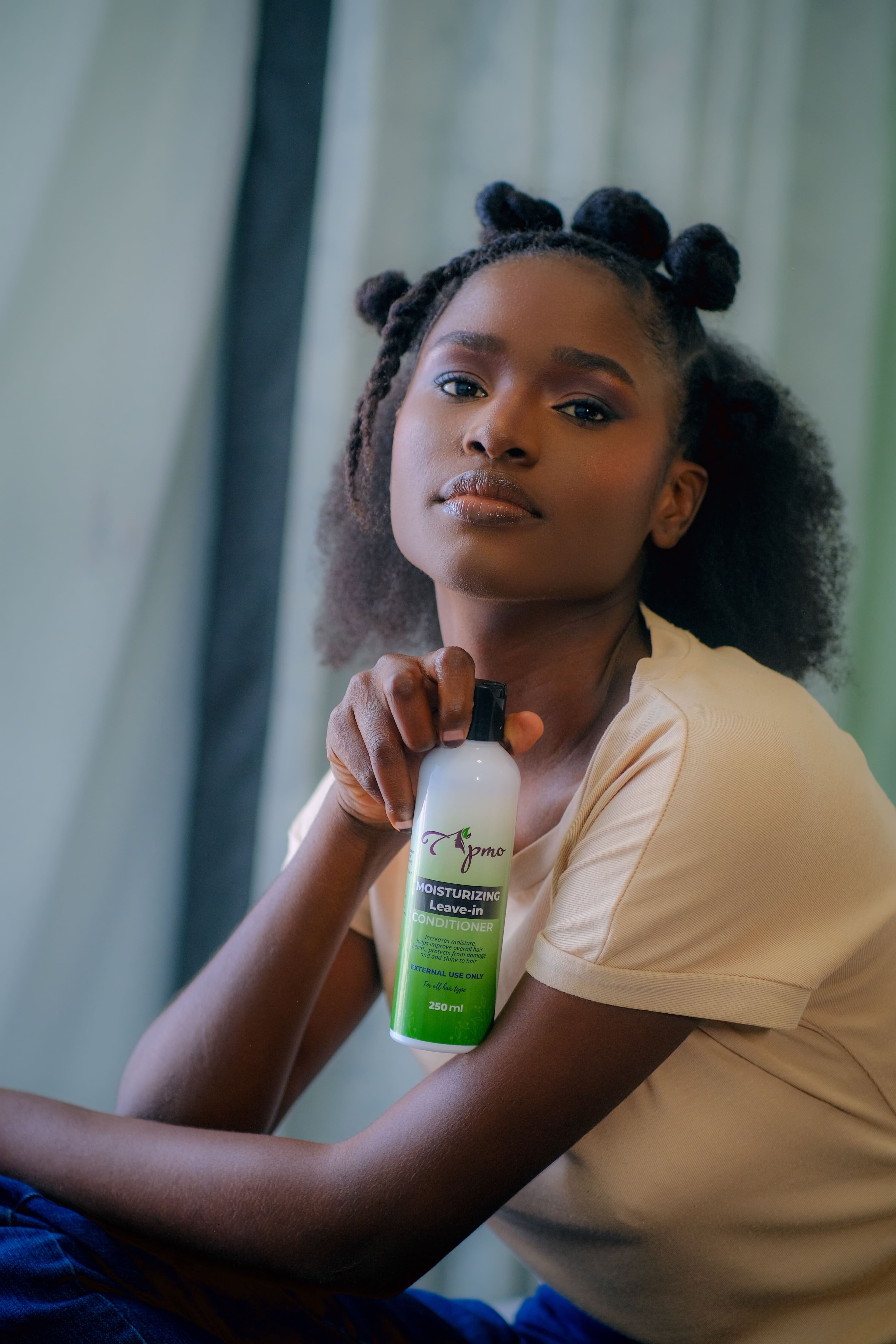 Apmo model holding moisturizing leave-in conditioner
